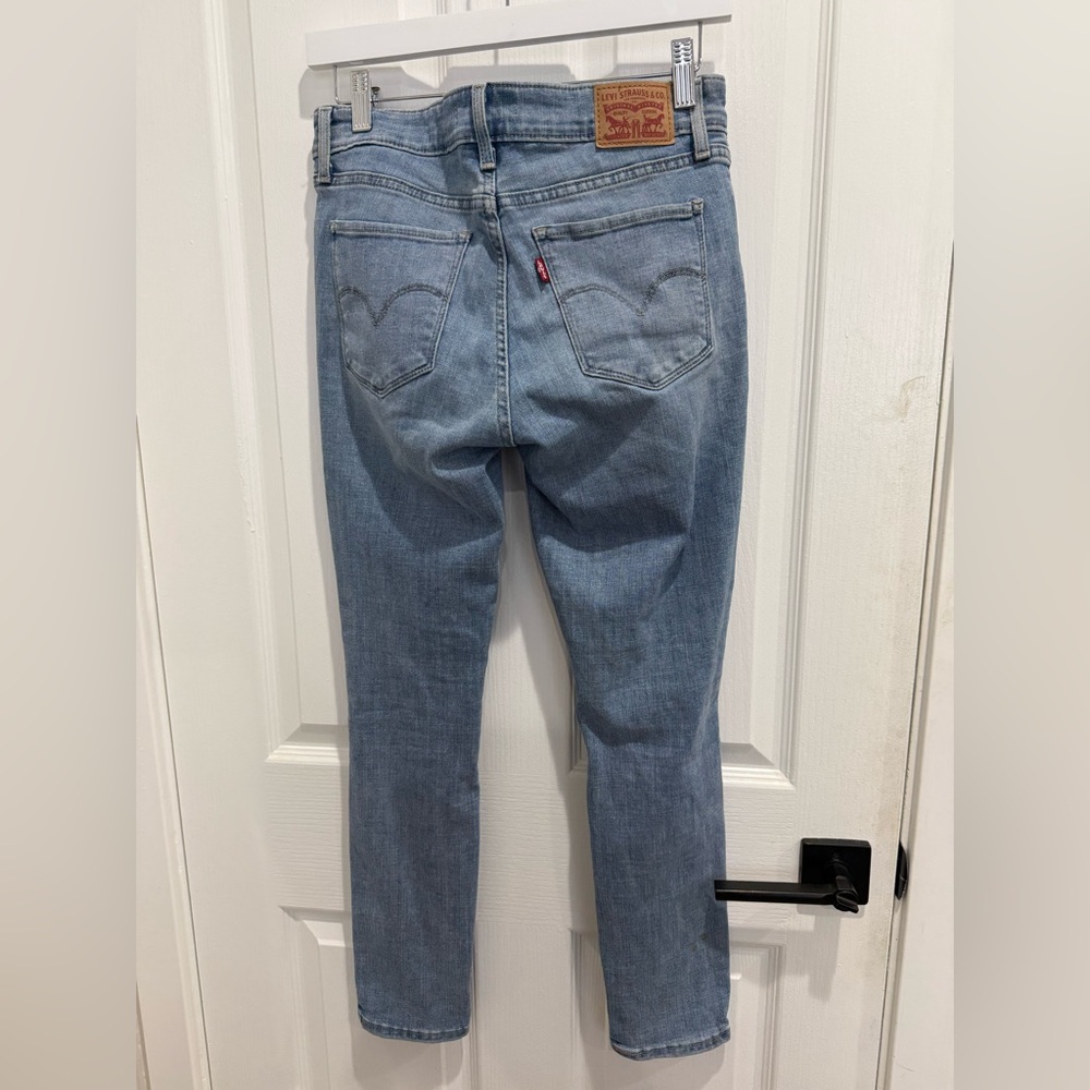 Distressed Levi’s 711 Skinny Light Blue Women's Jeans - Picture 2 of 3